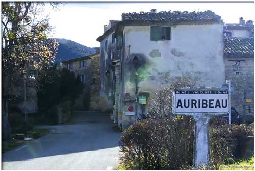 le départ de la randonnée d'Auribeau vers le Mourre Nègre en Vaucluse - Luberon