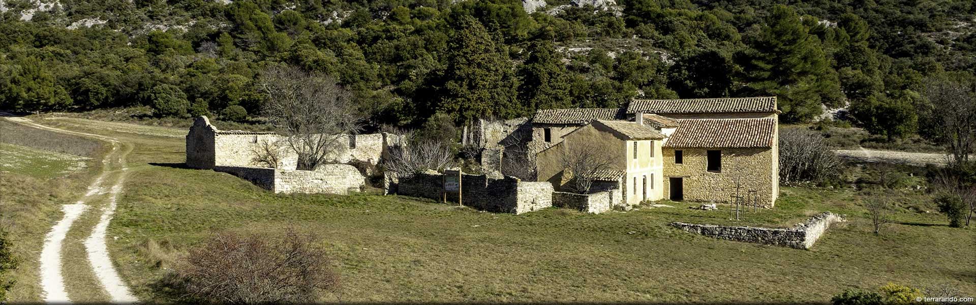 Randonnée de Saumane de Vaucluse et la ferme de Valescure